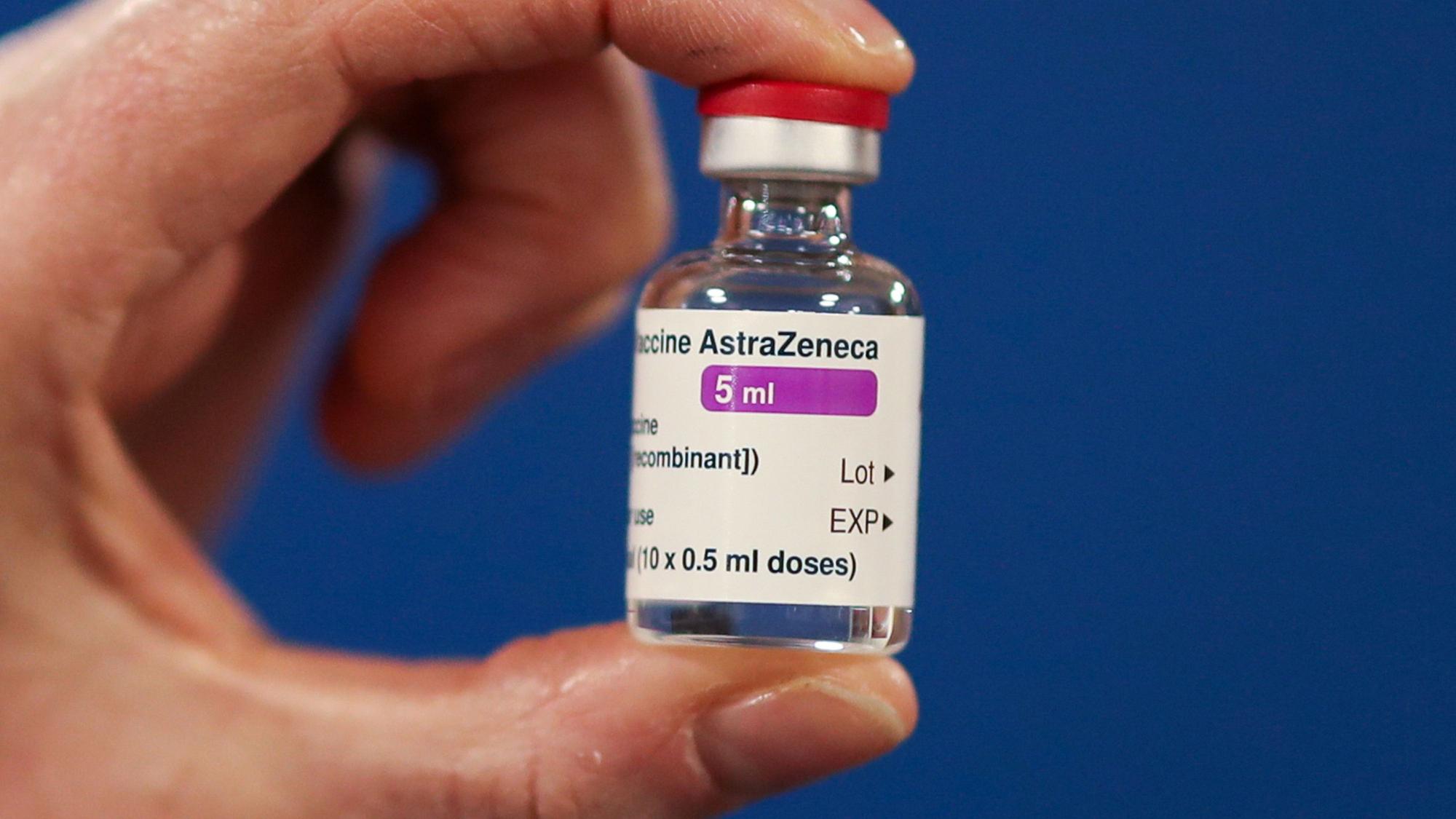Eine Ampulle des Corona-Impfstoffs Astrazeneca. Der Impfstoff wird immer unbeliebter.