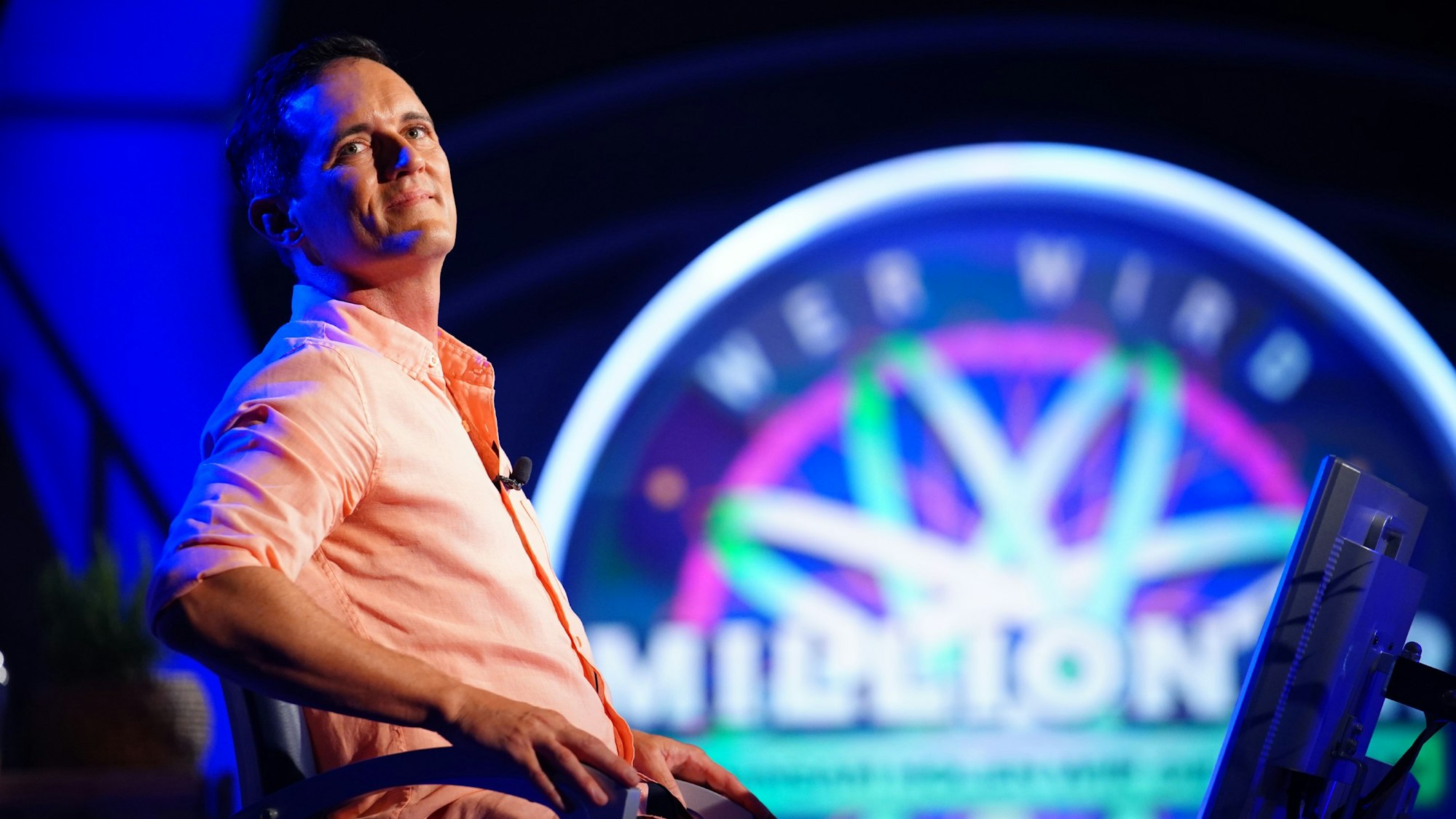 Marc Hötting beim "Gemeinsam holen wir die Million"-Special von "Wer wird Millionär" auf dem Kandidatenstuhl.