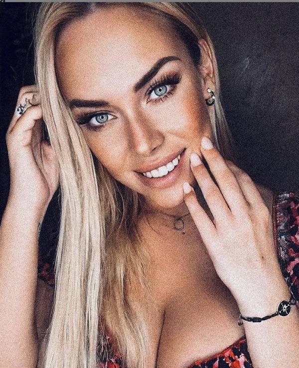 Julia Holz lächelt in die Selfie-Kamera.