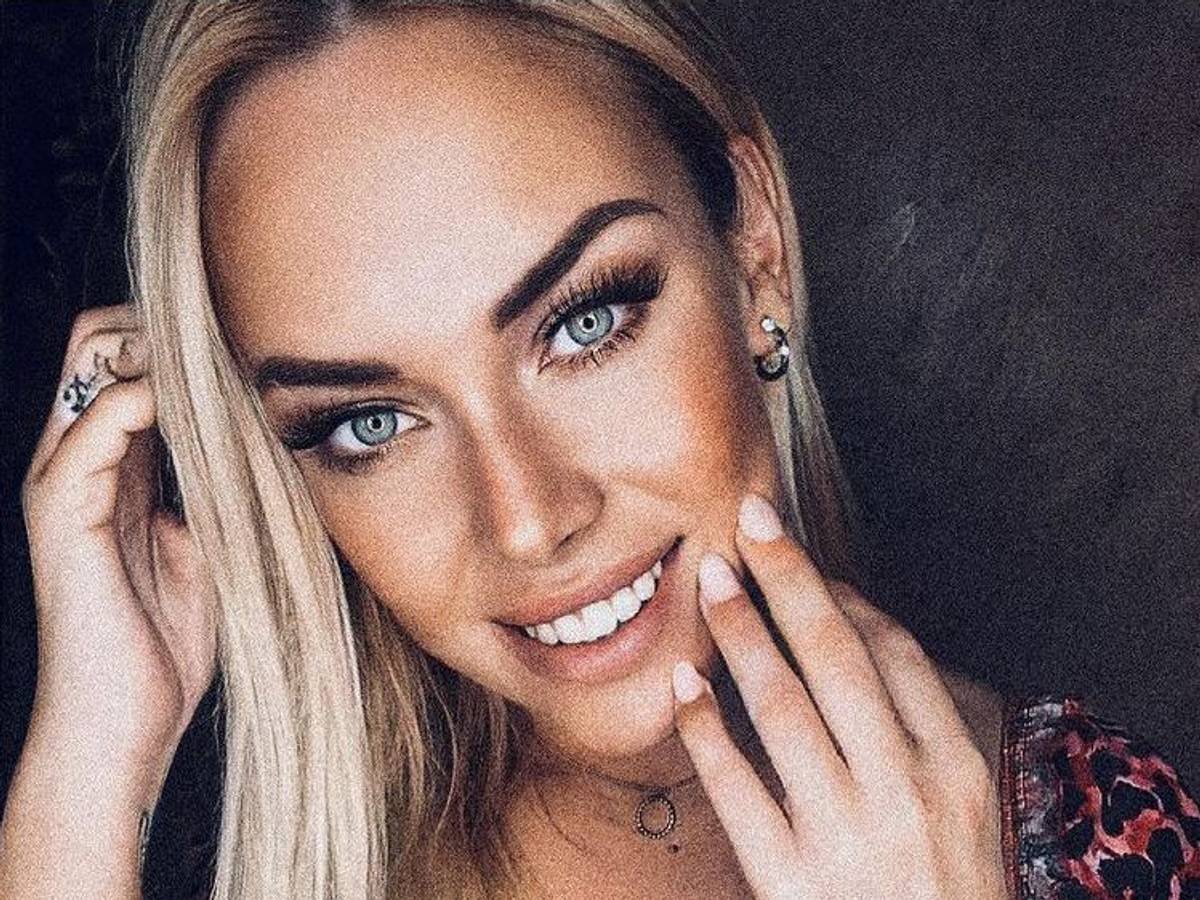 Julia Holz lächelt in die Selfie-Kamera.