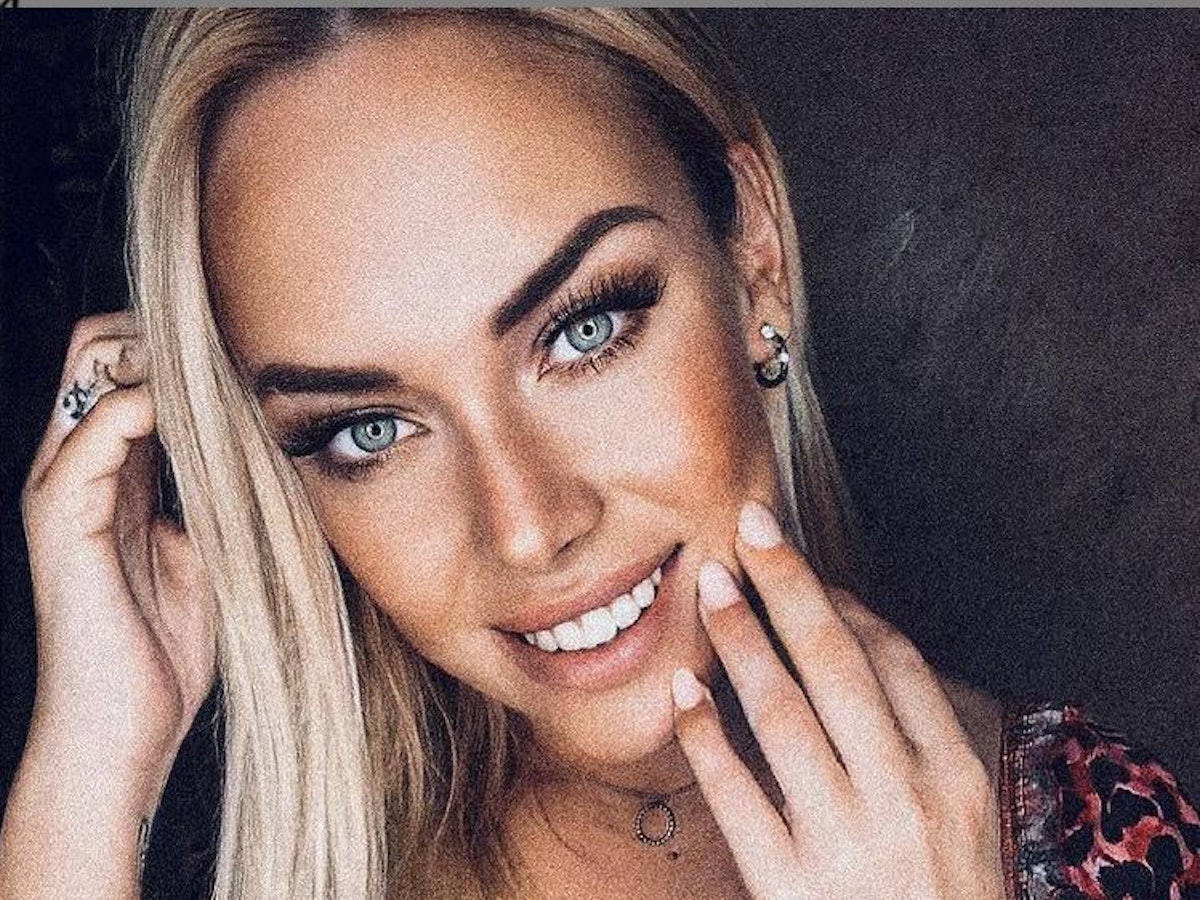 Julia Holz postet am 30. Mai auf Instagram ein Selfie von sich selbst, sie lächelt in die Kamera: Sie erklärte, dass sie nach ihrer Krebs-OP Mallorca verlassen und wieder zurück in ihre Heimat nach Rostock gehen wolle.