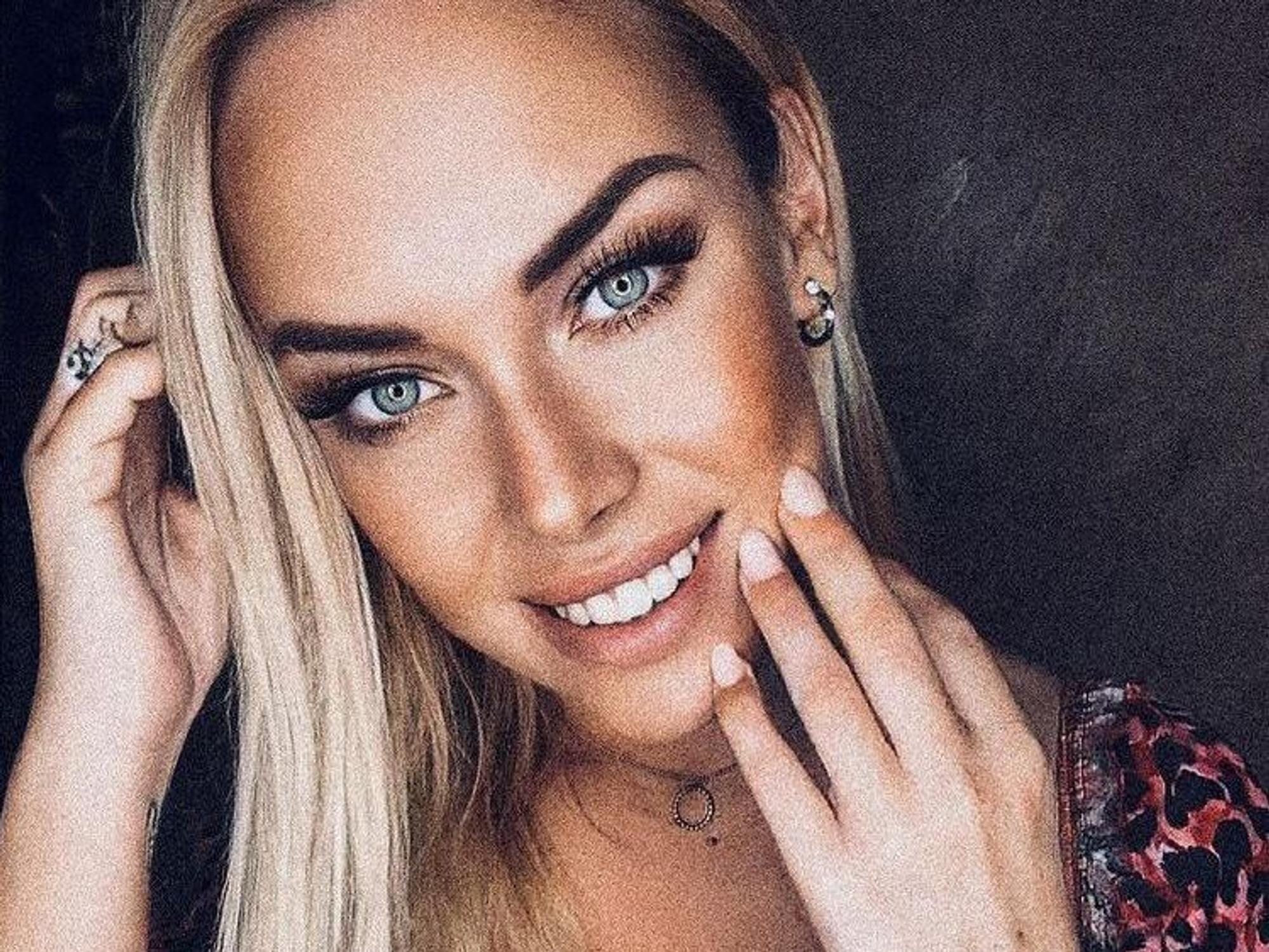 Julia Holz postet am 30. Mai auf Instagram ein Selfie von sich selbst, sie lächelt in die Kamera: Sie erklärte, dass sie nach ihrer Krebs-OP Mallorca verlassen und wieder zurück in ihre Heimat nach Rostock gehen wolle.