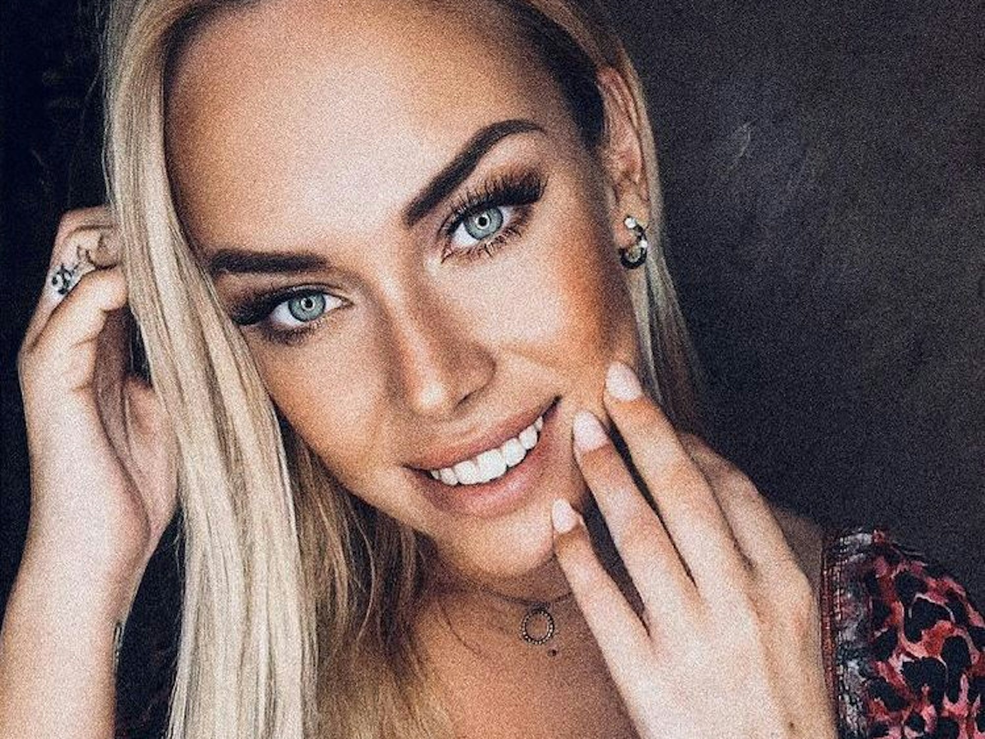 Julia Holz postet am 30. Mai auf Instagram ein Selfie von sich selbst, sie lächelt in die Kamera: Sie erklärte, dass sie nach ihrer Krebs-OP Mallorca verlassen und wieder zurück in ihre Heimat nach Rostock gehen wolle.