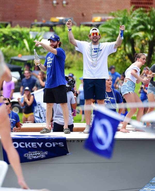 Barclay Goodrow (r.) und Brayden von den Tampa Bay Lightning feiern auf einem Boot den Sieg beim Stanley Cup.