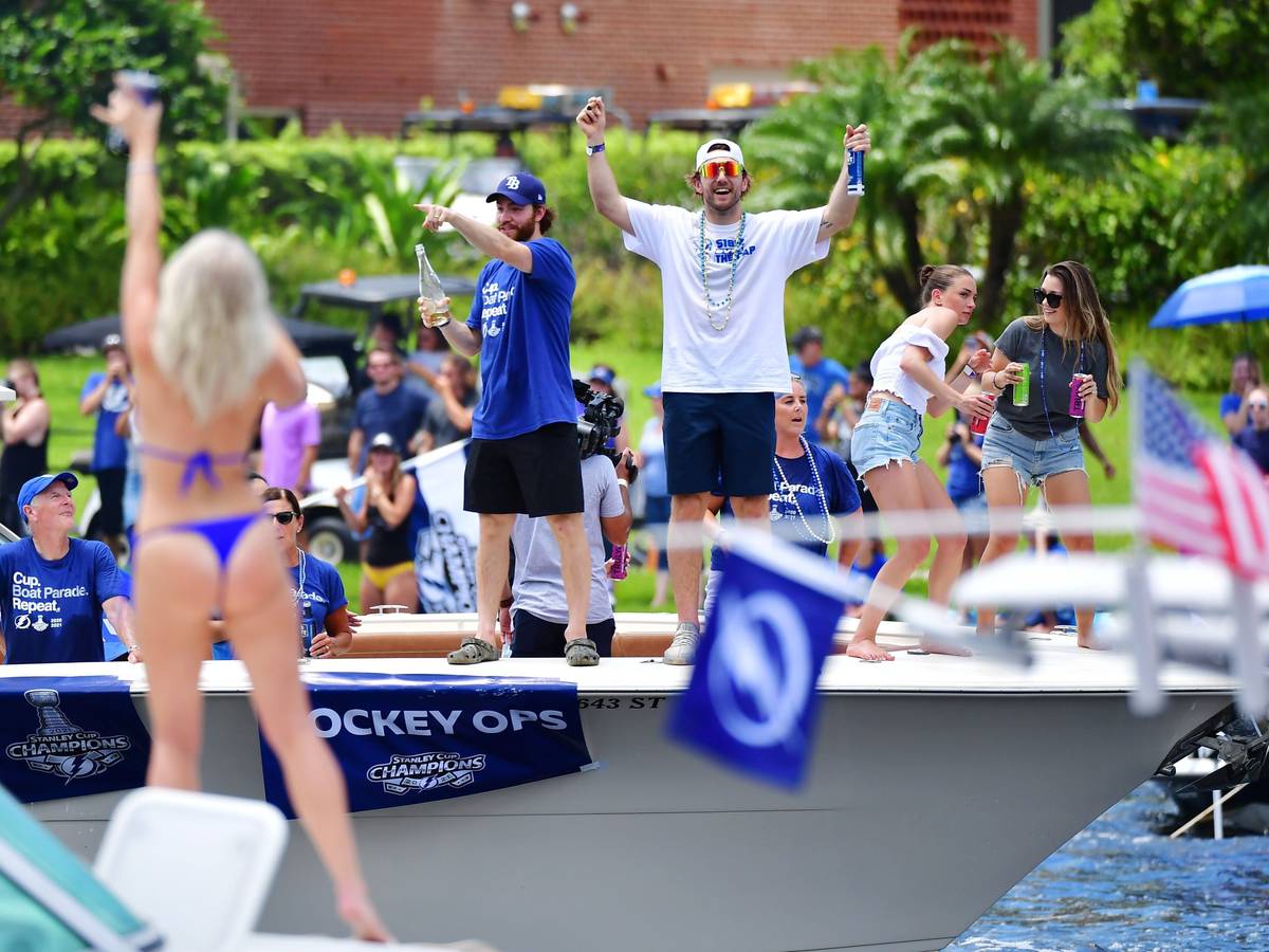 Barclay Goodrow (r.) und Brayden von den Tampa Bay Lightning feiern auf einem Boot den Sieg beim Stanley Cup.