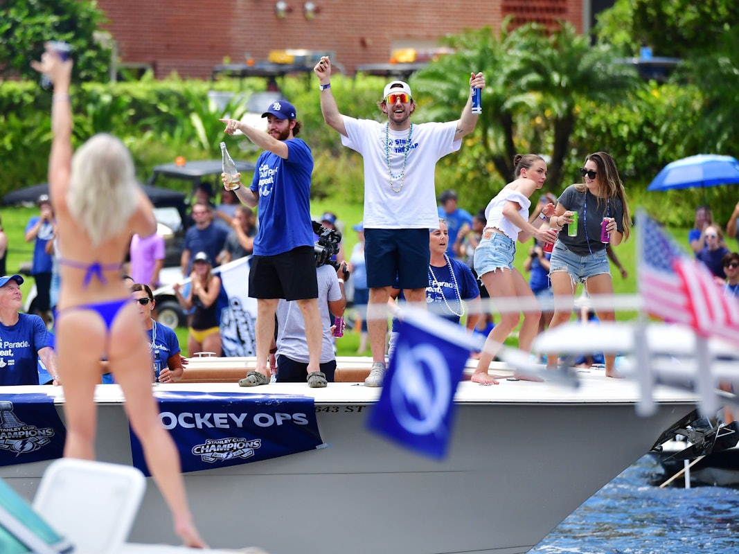 Barclay Goodrow (r.) und Brayden von den Tampa Bay Lightning feiern auf einem Boot den Sieg beim Stanley Cup.