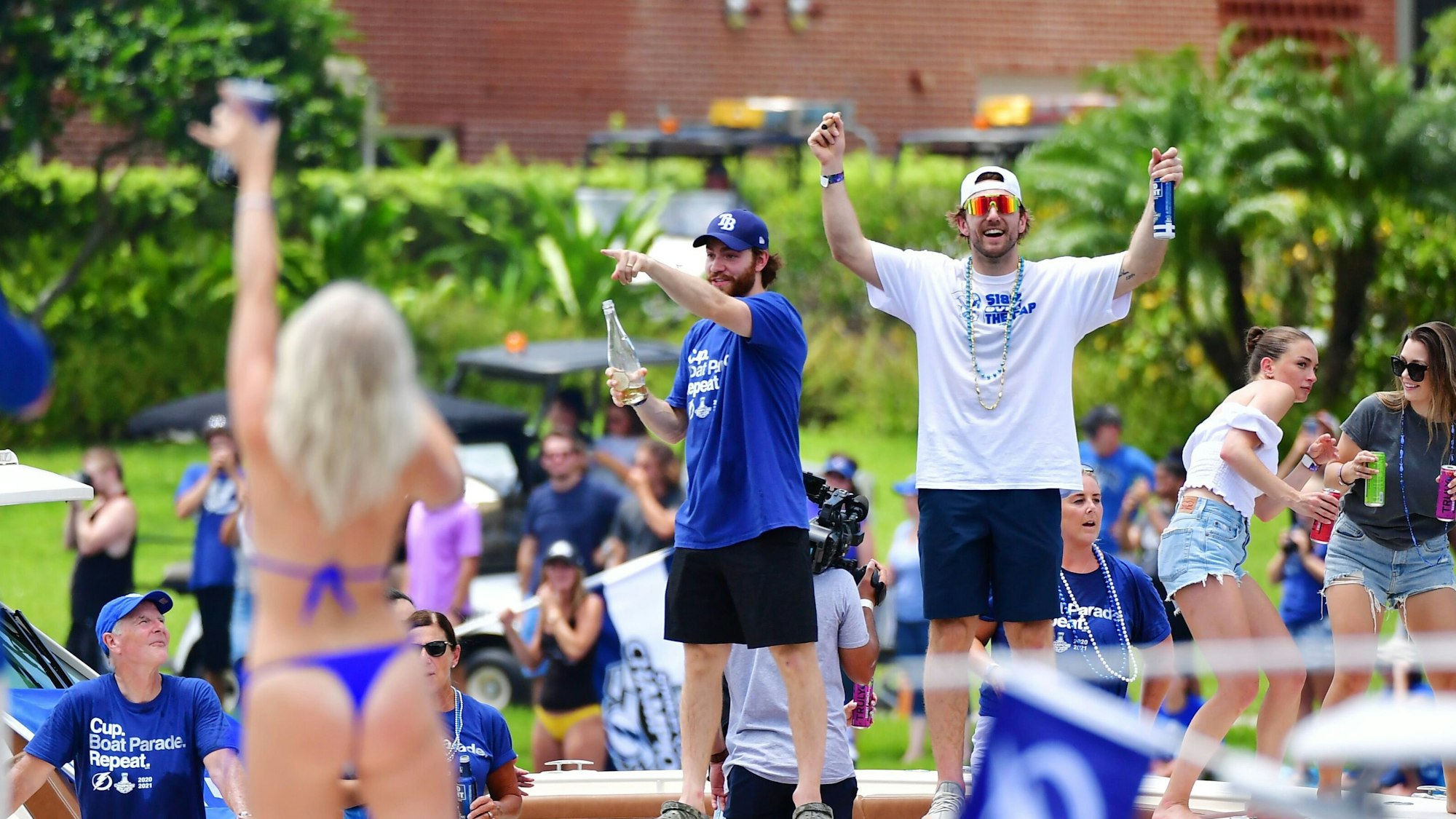 Barclay Goodrow (r.) und Brayden von den Tampa Bay Lightning feiern auf einem Boot den Sieg beim Stanley Cup.