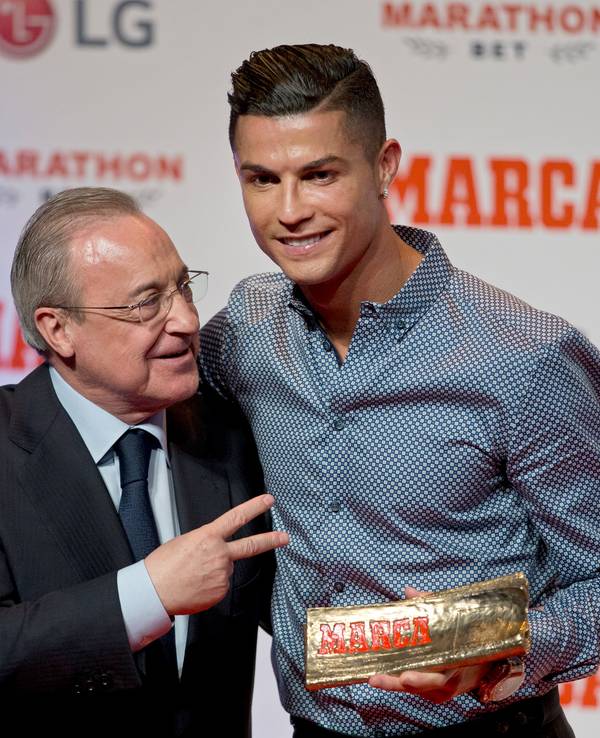 Florentino Perez, Präsident von Real Madrid, posiert mit Cristiano Ronaldo bei einer Preisverleihung der spanischen Sportzeitung „Marca“.