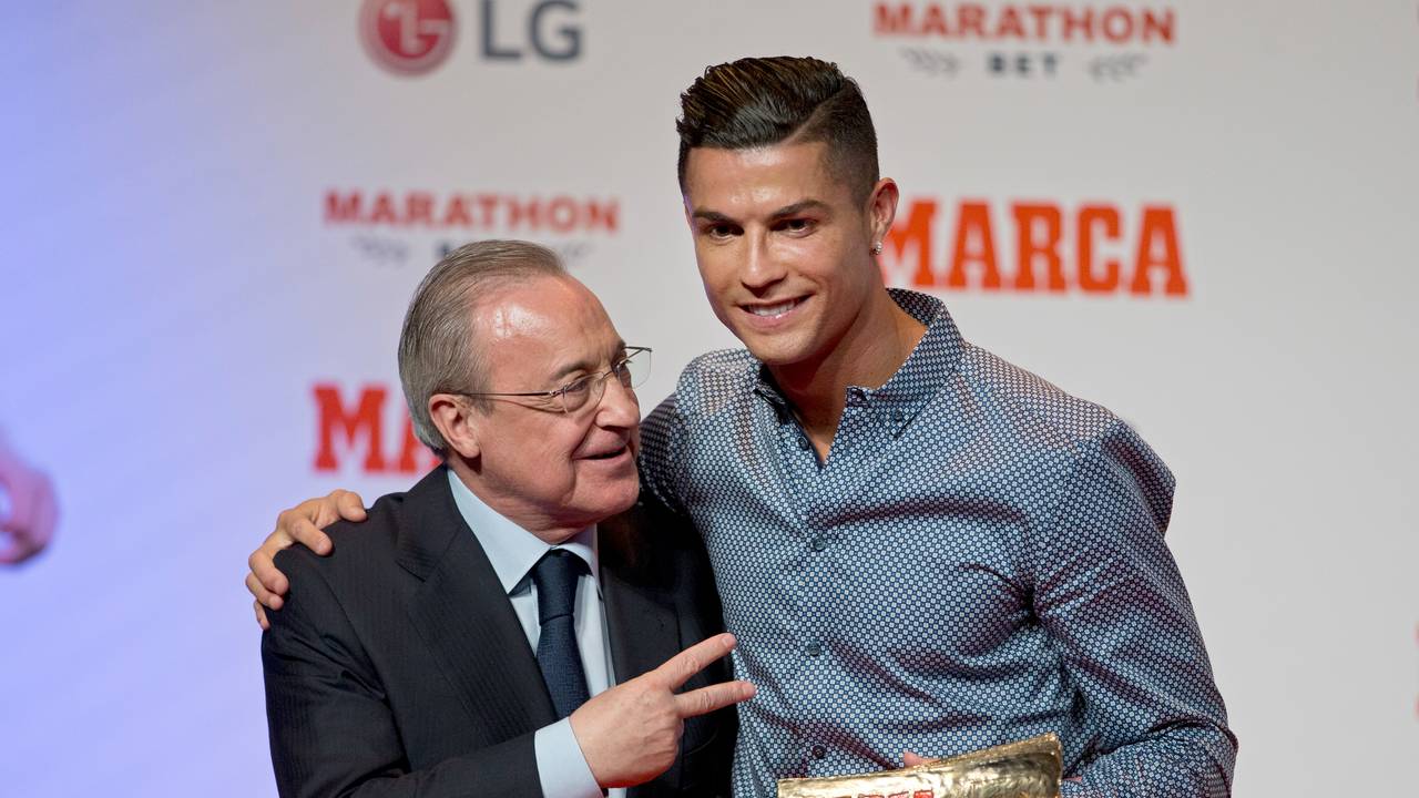 Florentino Perez, Präsident von Real Madrid, posiert mit Cristiano Ronaldo bei einer Preisverleihung der spanischen Sportzeitung „Marca“.