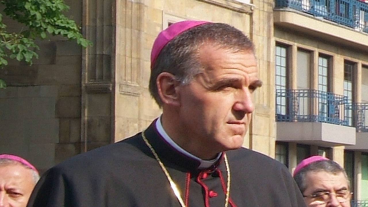 Weihbischof Johannes Bündgens inmitten anderer Geistlicher