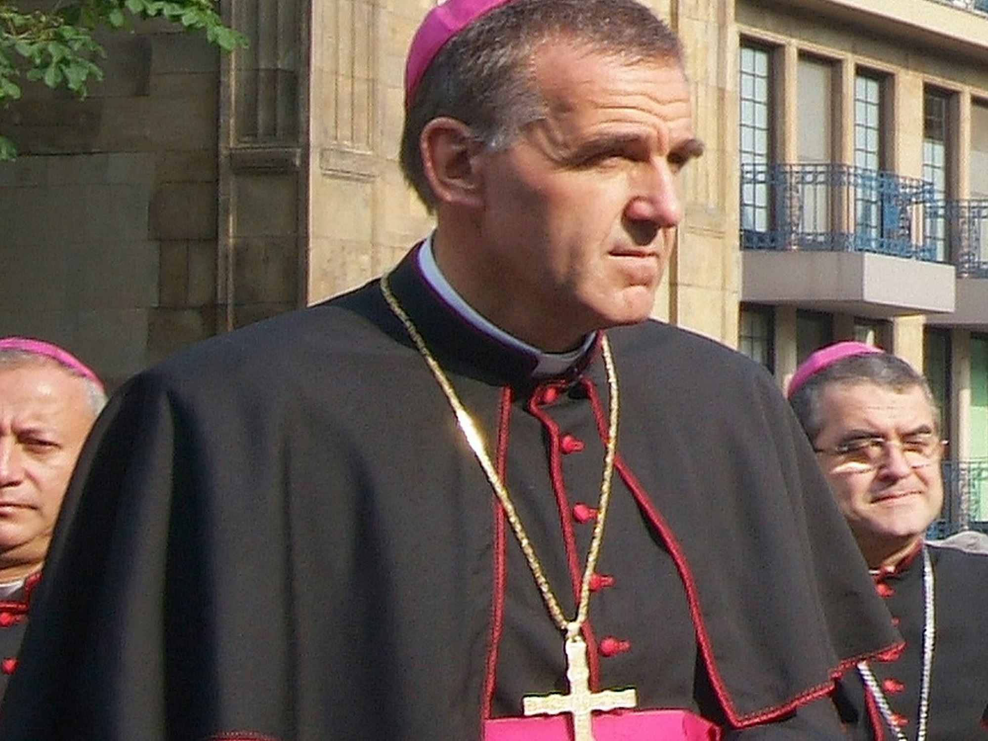 Weihbischof Johannes Bündgens inmitten anderer Geistlicher