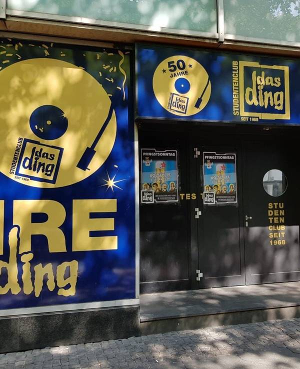 Auf dem Foto ist die geschlossene Tür des Kölner Studentenclubs „Das Ding“ zu sehen.