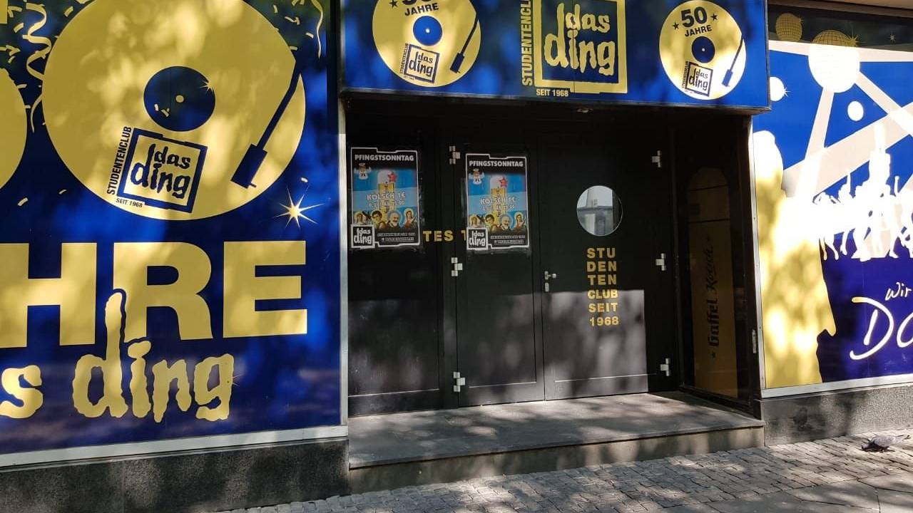 Auf dem Foto ist die geschlossene Tür des Kölner Studentenclubs „Das Ding“ zu sehen.