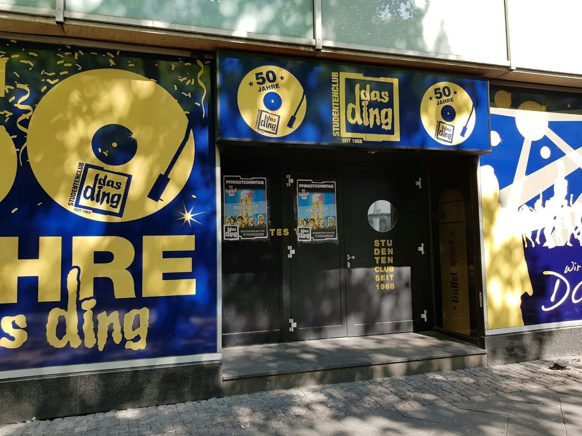 Auf dem Foto ist die geschlossene Tür des Kölner Studentenclubs „Das Ding“ zu sehen.
