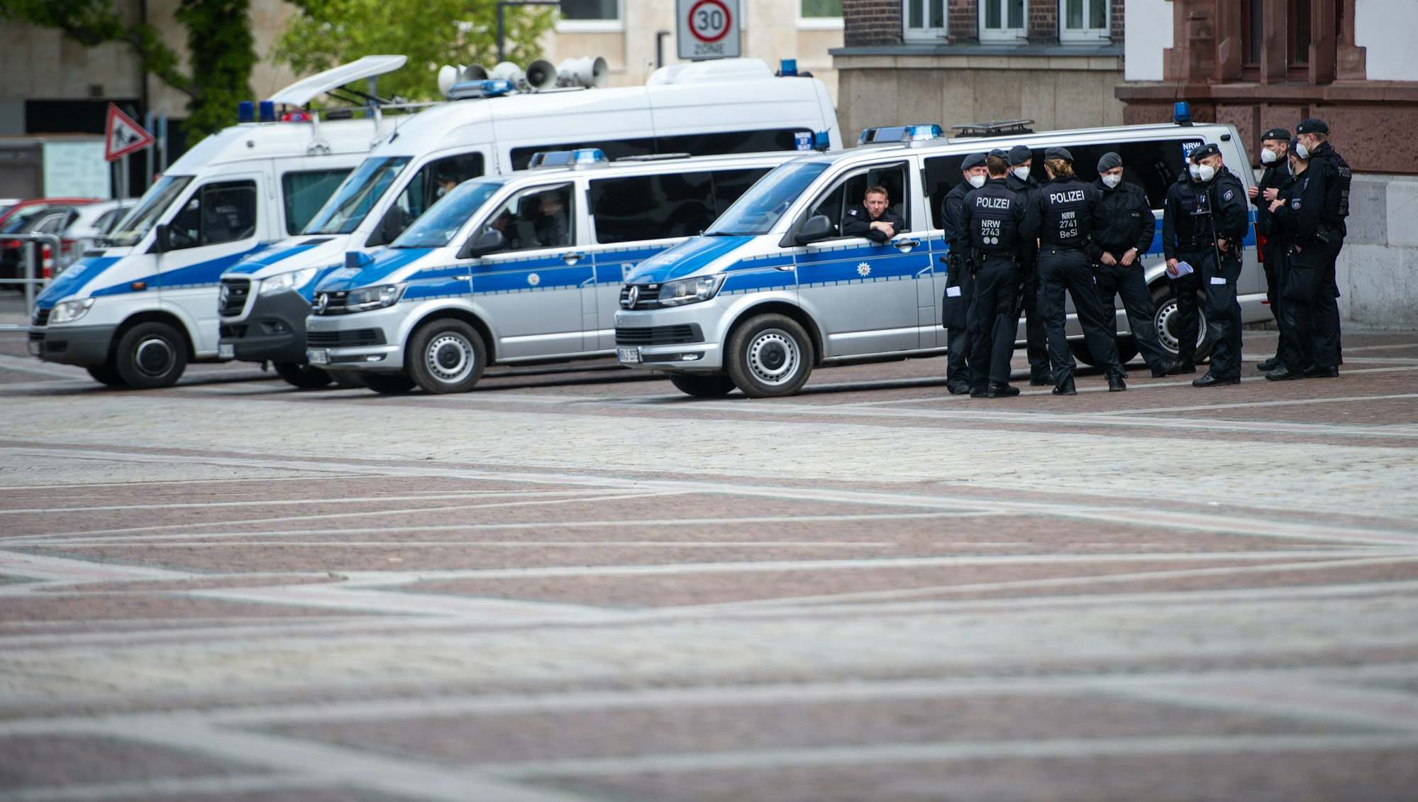 Polizisten und Polizeiautos stehen auf dem Friedensplatz in Dortmund.