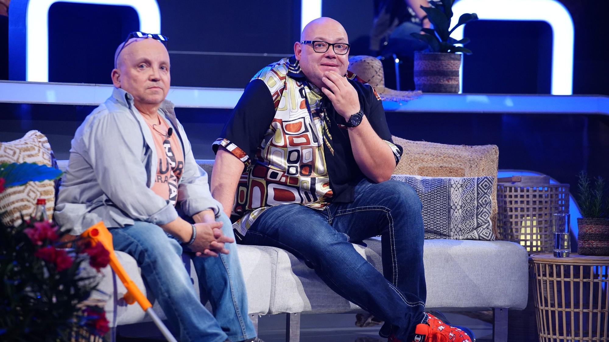 Die Kandidaten Marcus Petzel (l.) und Thorsten Heft schauen beim "Gemeinsam holen wir die Million"-Special von "Wer wird Millionär" zu.