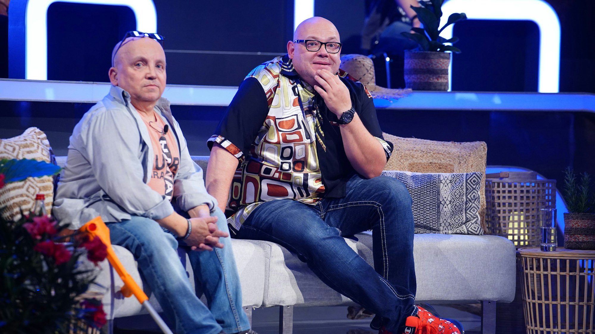 Die Kandidaten Marcus Petzel (l.) und Thorsten Heft schauen beim "Gemeinsam holen wir die Million"-Special von "Wer wird Millionär" zu.