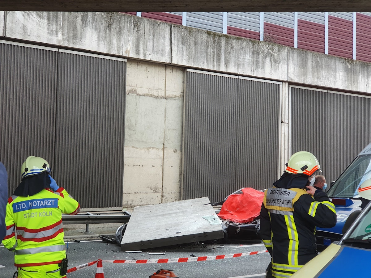 Ein Betonteil einer Lärmschutzwand liegt auf der Autobahn 3 (A3) auf einem Pkw.