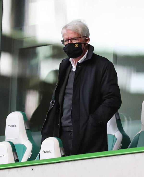 Hans-Joachim Watzke und Reinhard Rauball stehen auf der Tribüne beim Bundesliga-Spiel von Borussia Dortmund beim VfL Wolfsburg.