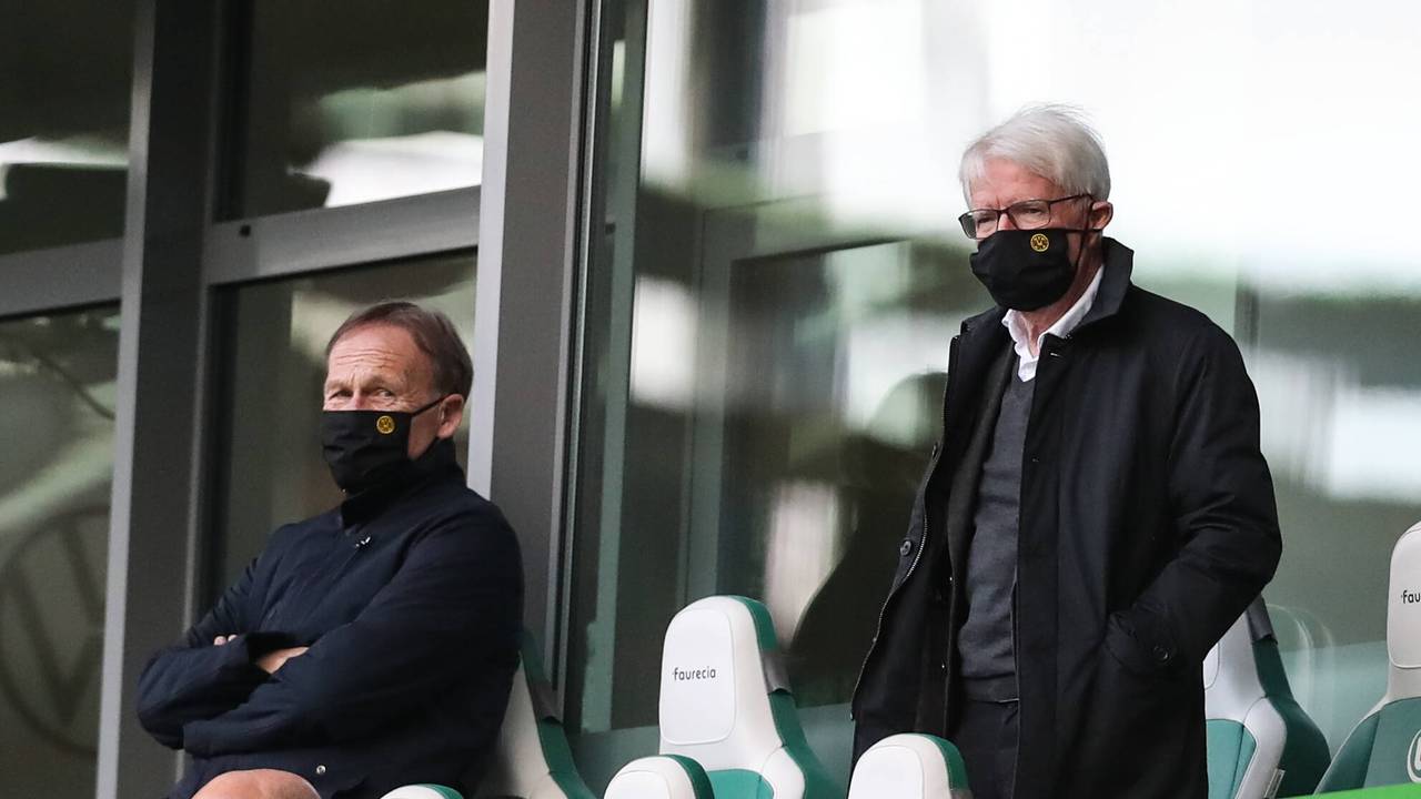 Hans-Joachim Watzke und Reinhard Rauball stehen auf der Tribüne beim Bundesliga-Spiel von Borussia Dortmund beim VfL Wolfsburg.