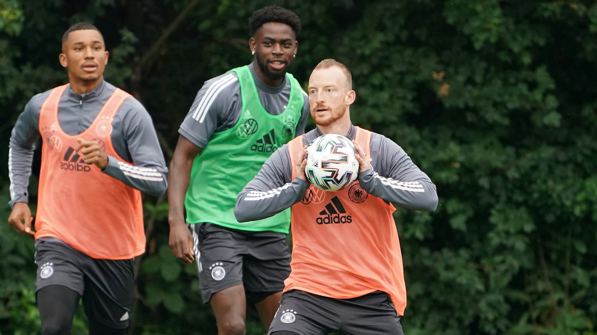 Die Spieler des Olympia-Teams um Maximilian Arnold werfen sich gegenseitig den Ball zu.