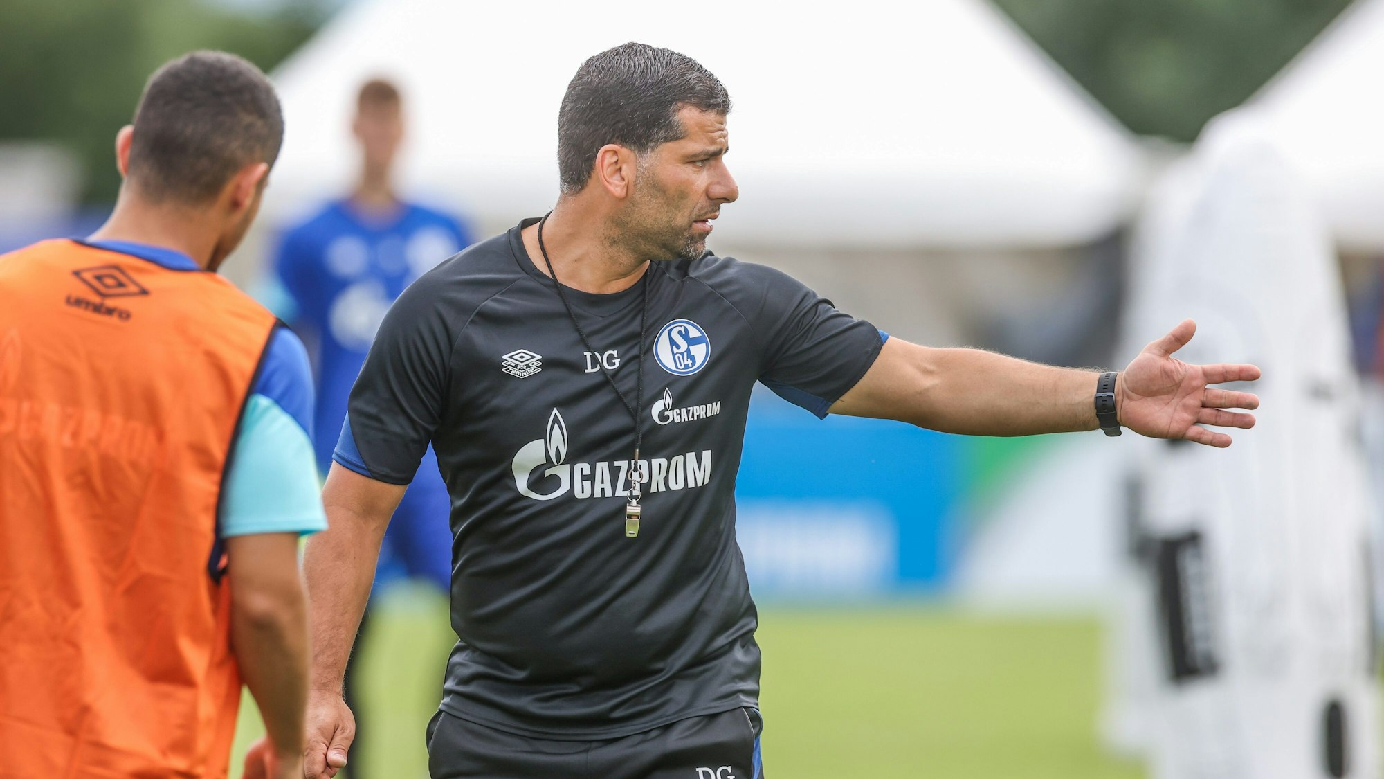 Dimitrios Grammozis gibt im Training von Schalke 04 Anweisungen.