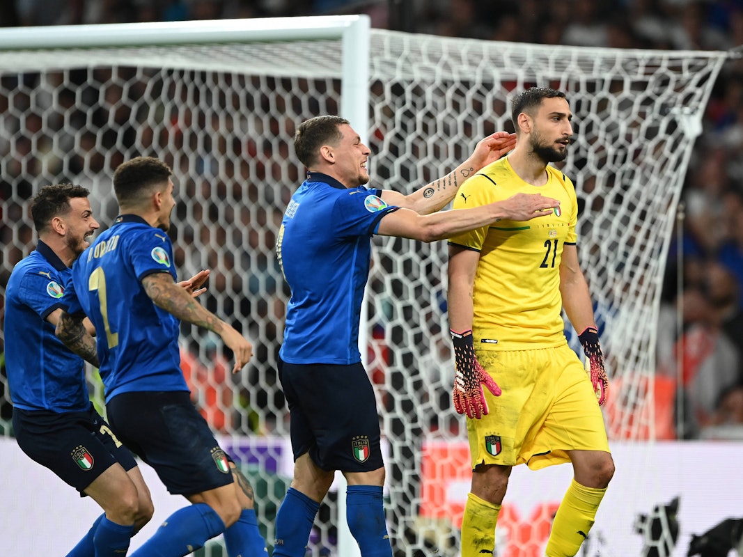 Die italienischen Spieler springen auf Gianluigi Donnarumma zu.