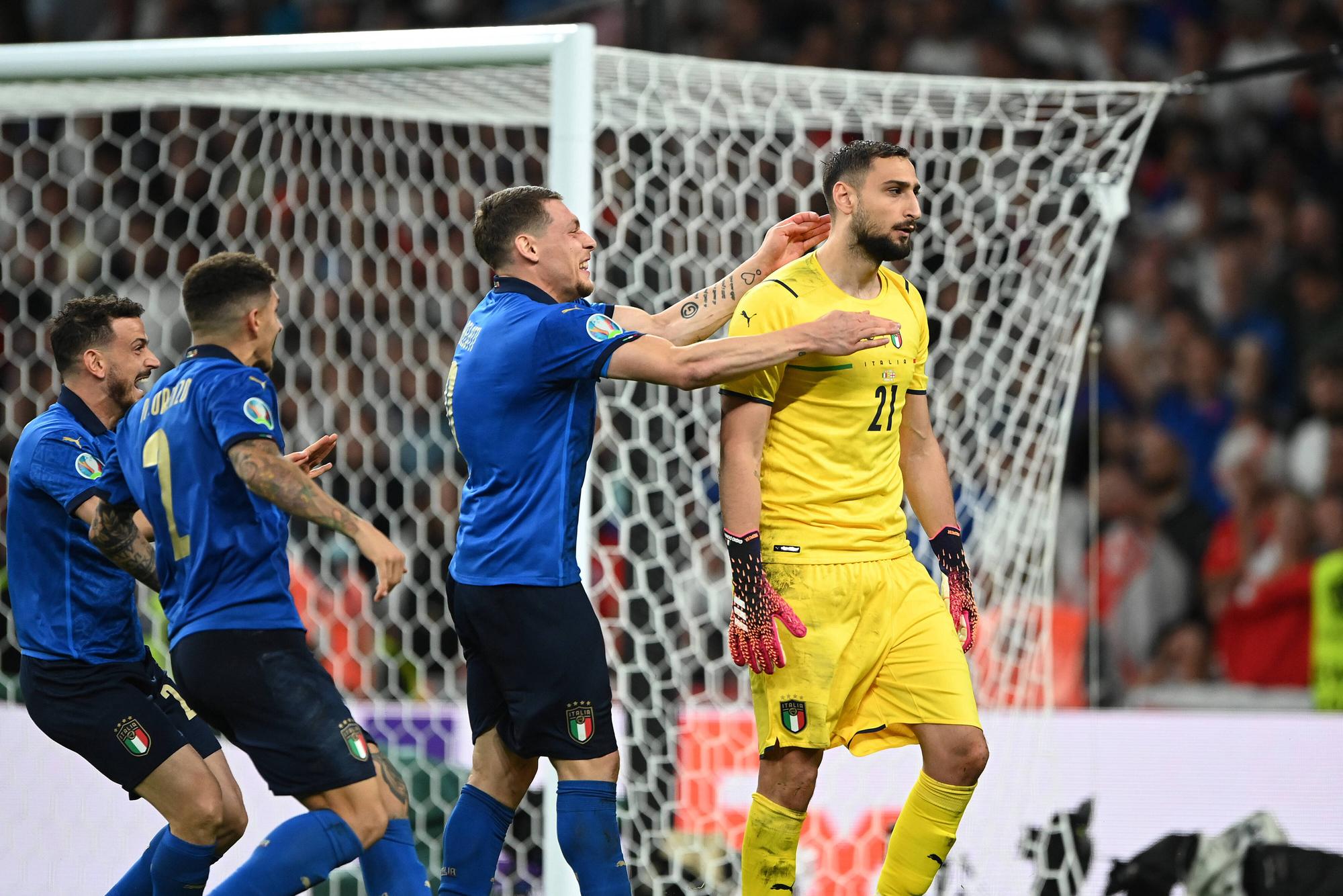 Die italienischen Spieler springen auf Gianluigi Donnarumma zu.