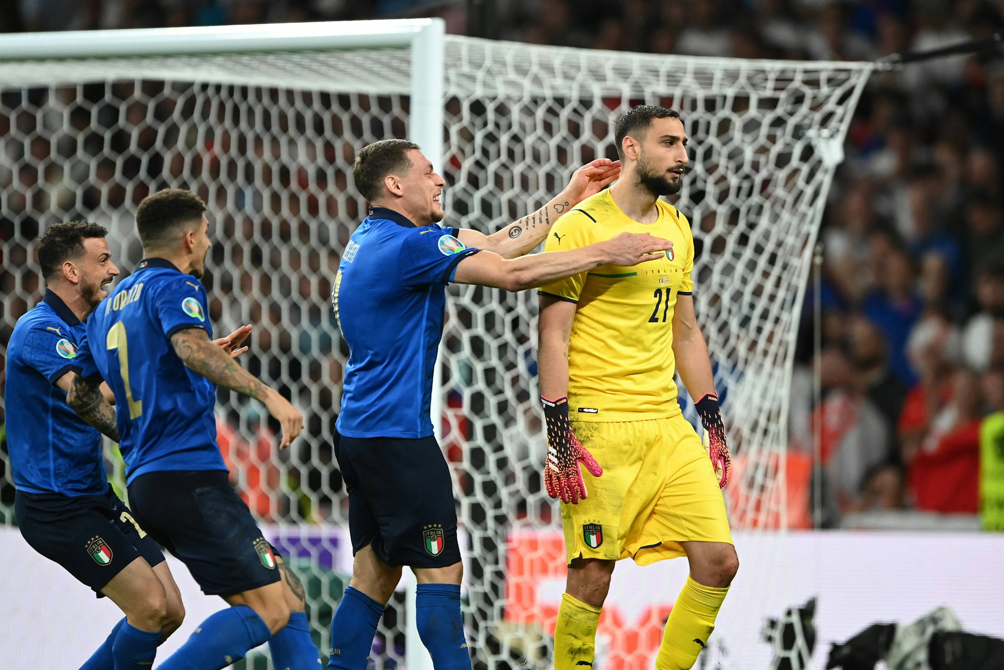 Die italienischen Spieler springen auf Gianluigi Donnarumma zu.