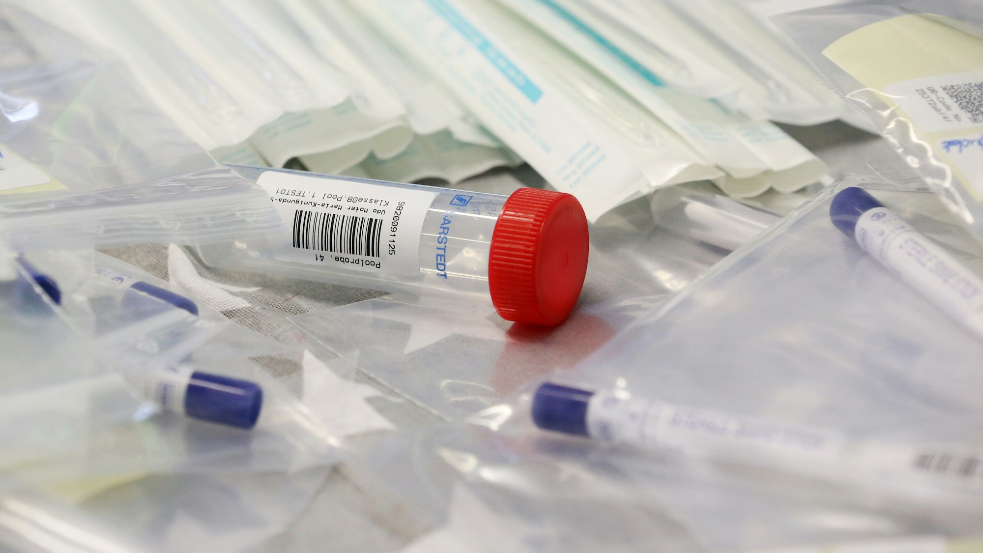 Wie entwickelt sich die Corona-Lage in NRW? Das Foto zeigt die Probe eines Lolli-Tests in einer Schule in NRW.