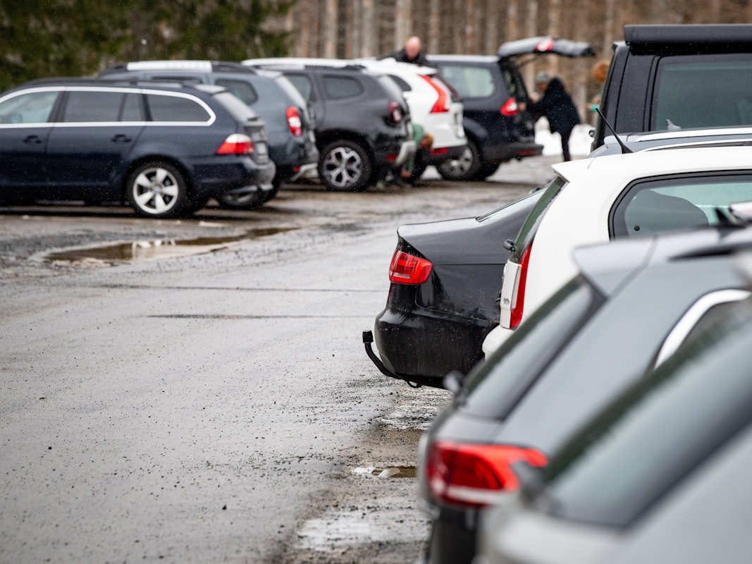 Autos stehen im März 2021 auf einem Parkplatz am Oderteich im Nationalpark Harz nebeneinander.