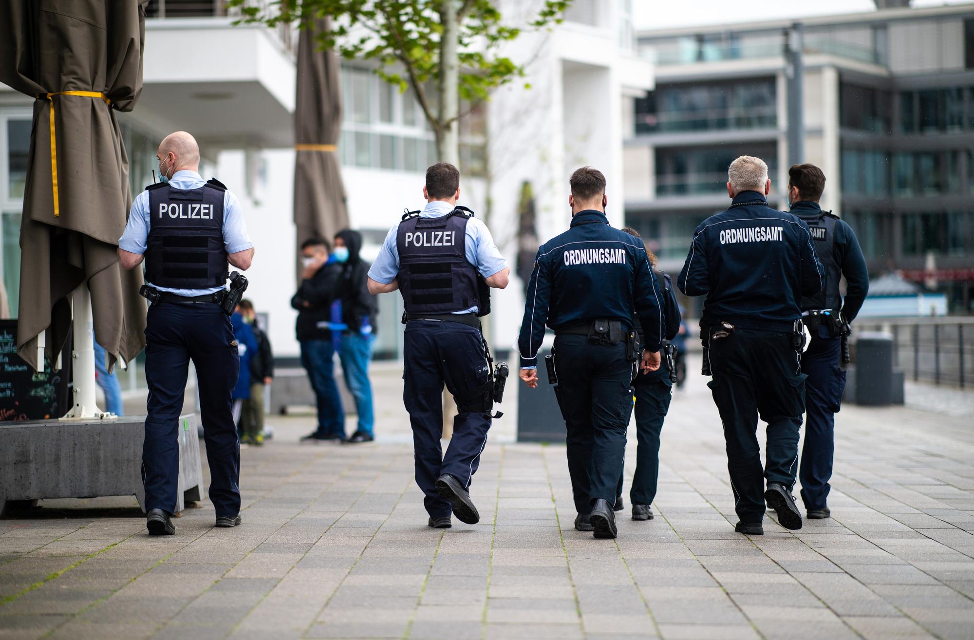 Sechs Mitarbeiter des Ordnungsamtes und Polizisten gehen an der Promenade am Phönixsee entlang.