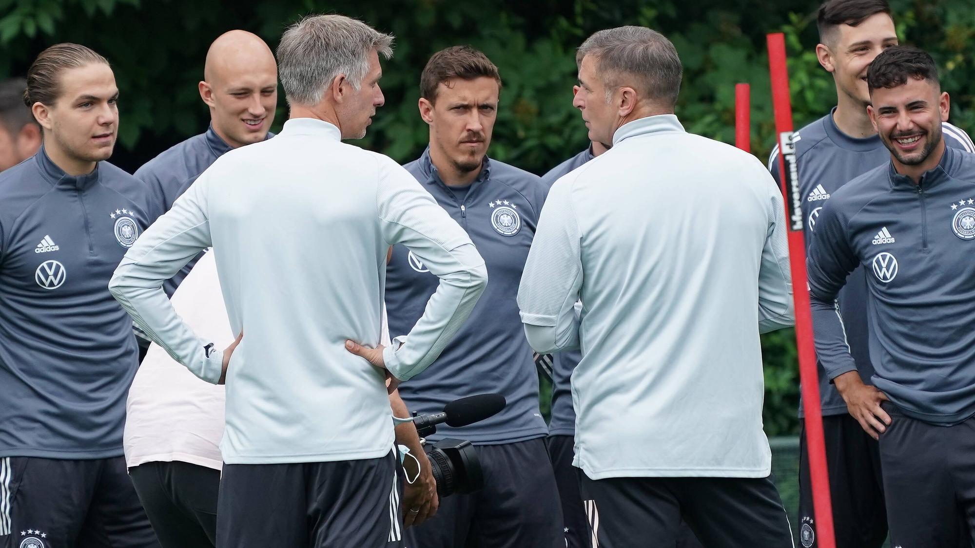Die deutschen Olympia-Fahrer um Max Kruse hören der Ansprache von Trainer Stefan Kuntz zu.