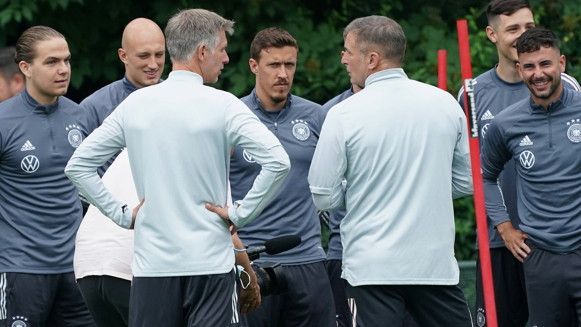 Die deutschen Olympia-Fahrer um Max Kruse hören der Ansprache von Trainer Stefan Kuntz zu.