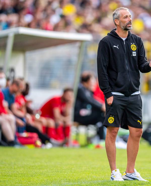 Borussia Dortmunds Trainer Marco Rose gibt Anweisungen beim Testspiel in Gießen.