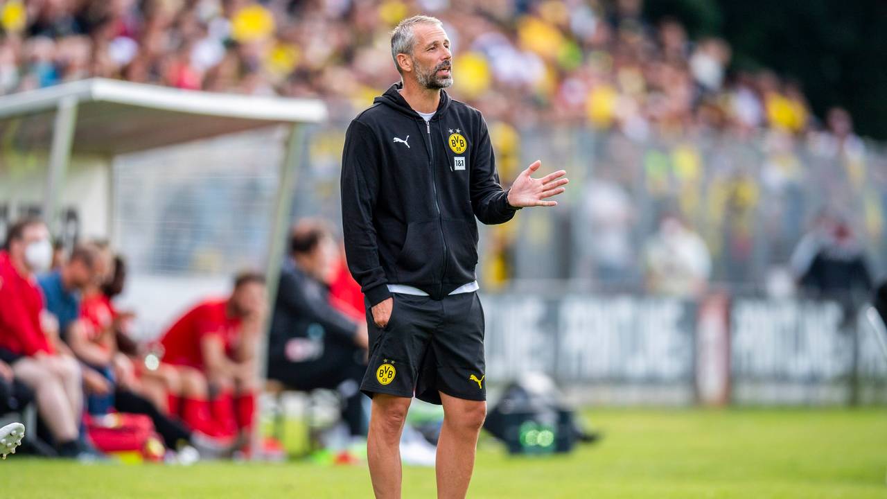 Borussia Dortmunds Trainer Marco Rose gibt Anweisungen beim Testspiel in Gießen.