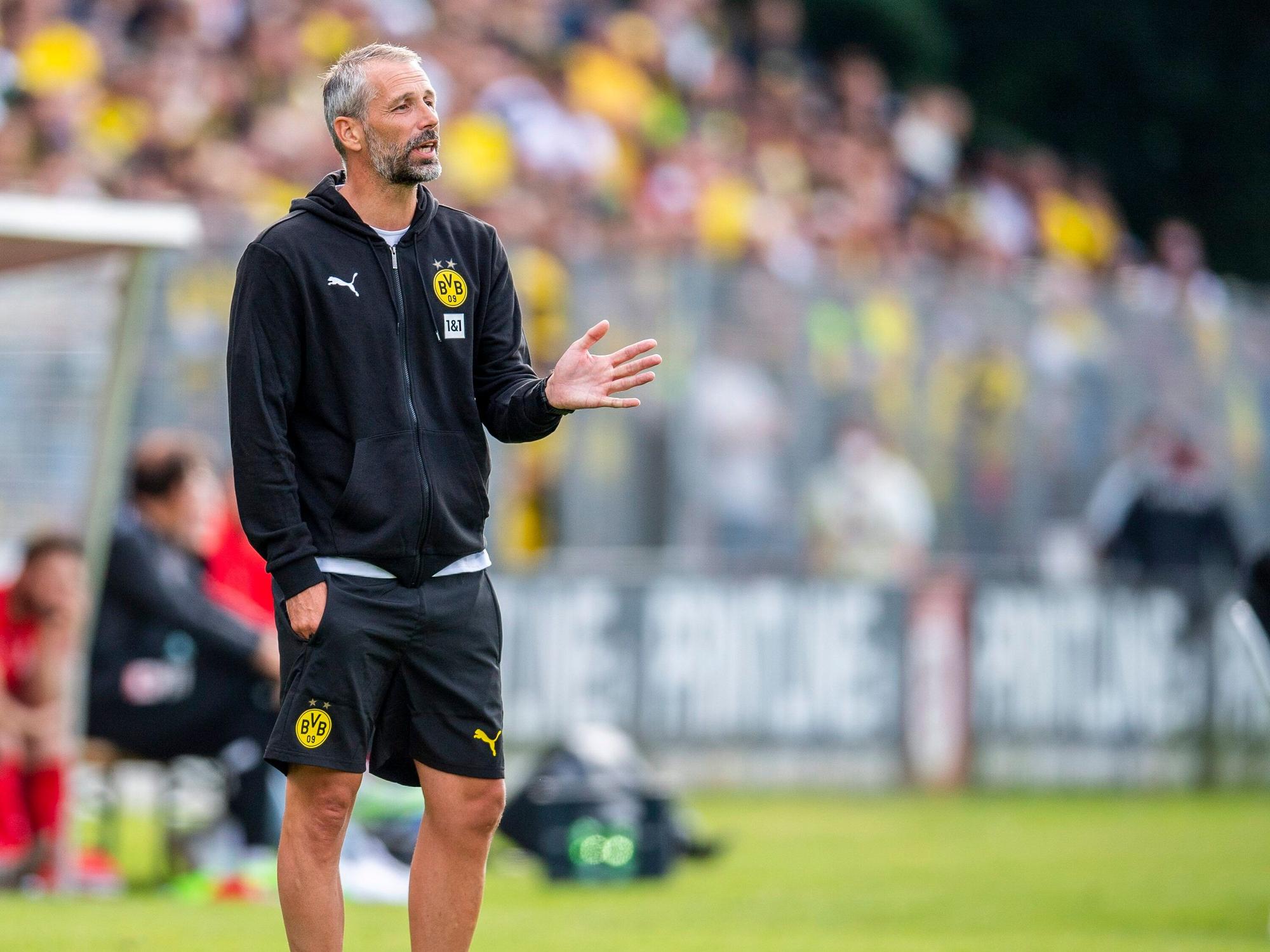 Borussia Dortmunds Trainer Marco Rose gibt Anweisungen beim Testspiel in Gießen.