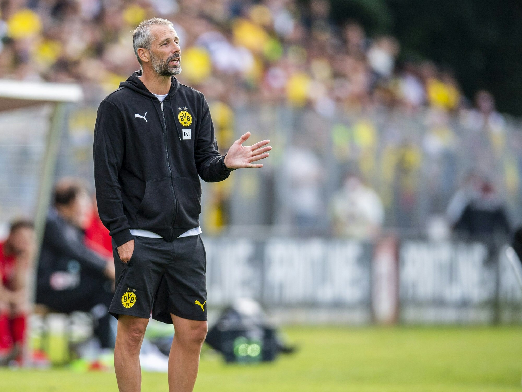 Borussia Dortmunds Trainer Marco Rose gibt Anweisungen beim Testspiel in Gießen.
