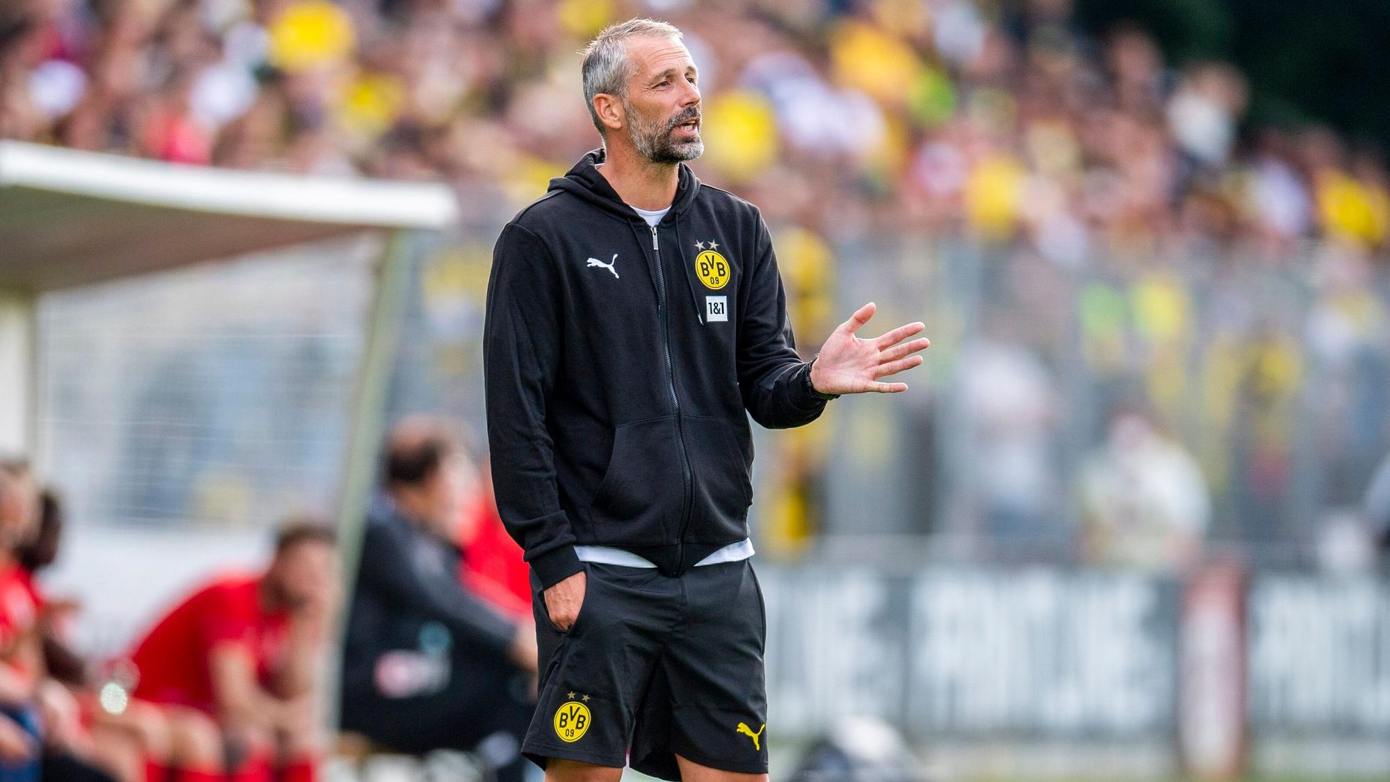 Dortmunds Trainer Marco Rose gibt Anweisungen im Testspiel beim FC Gießen.