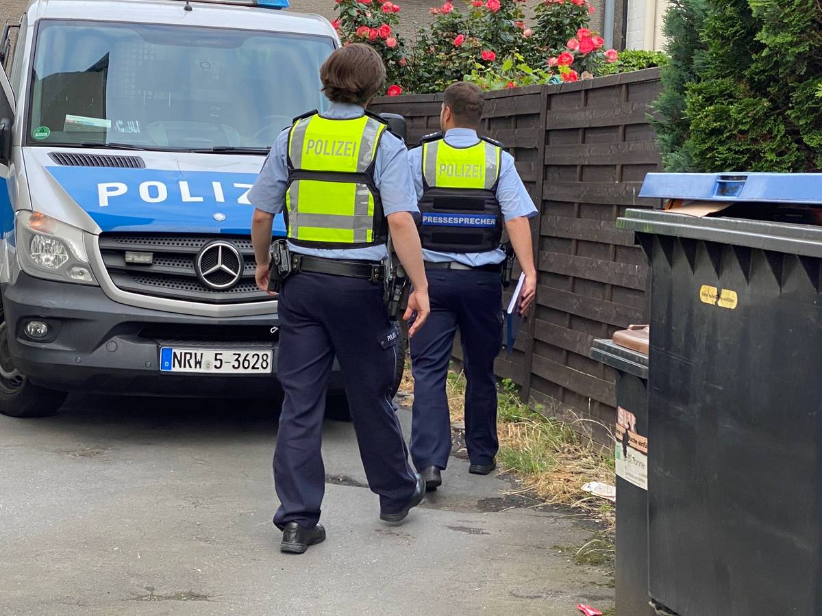 Zwei Polizeibeamte bei einer Razzia.