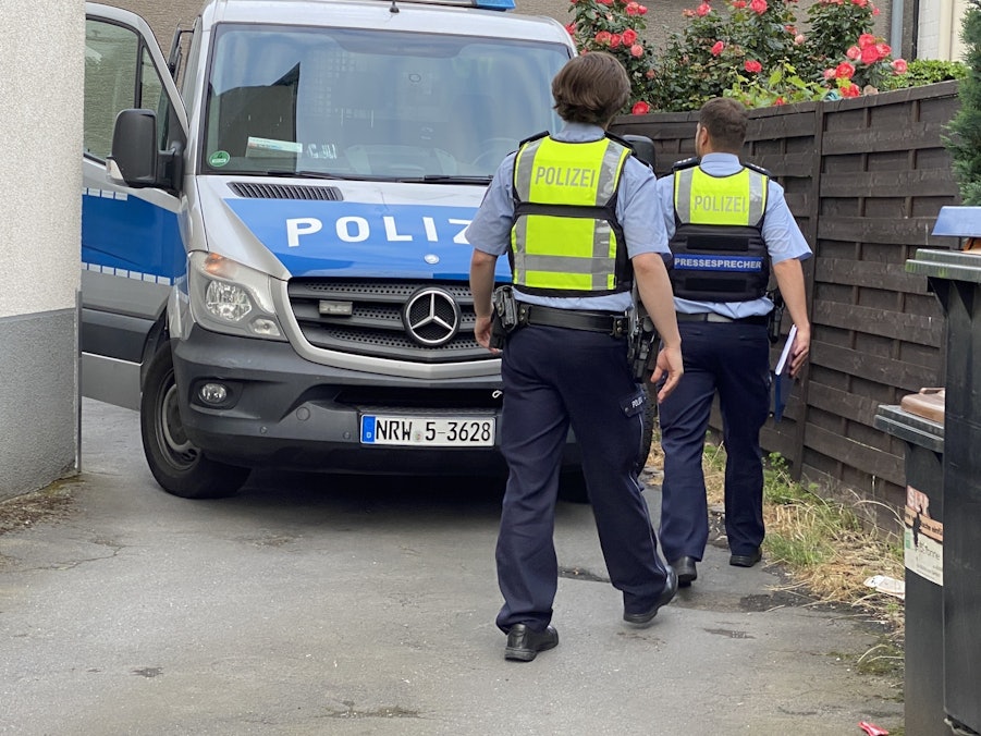 Zwei Polizeibeamte bei einer Razzia.