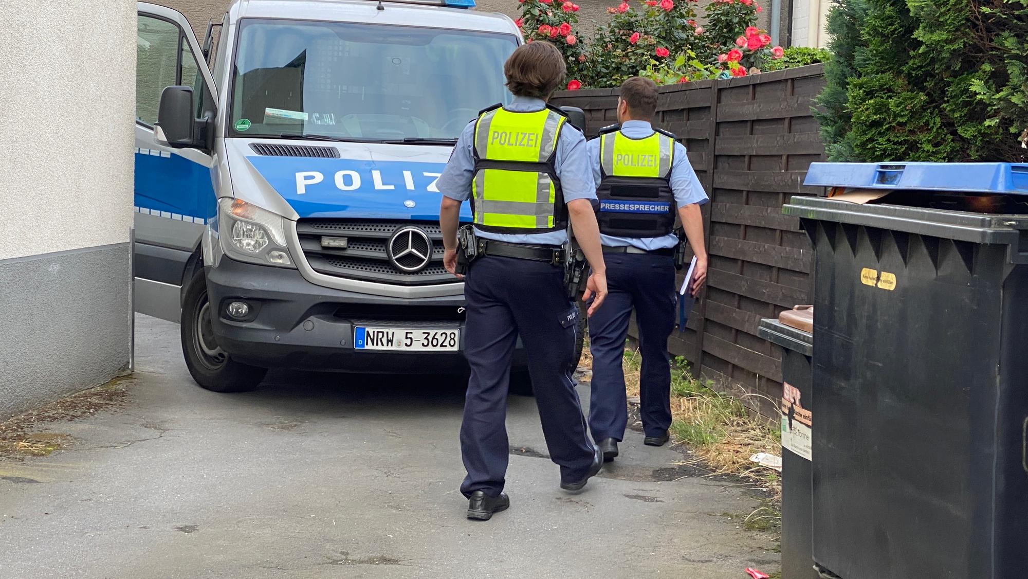 Zwei Polizeibeamte bei einer Razzia.