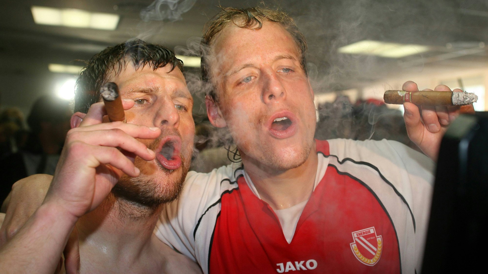 Steffen Baumgart und Kevin McKenna rauchen Zigarren