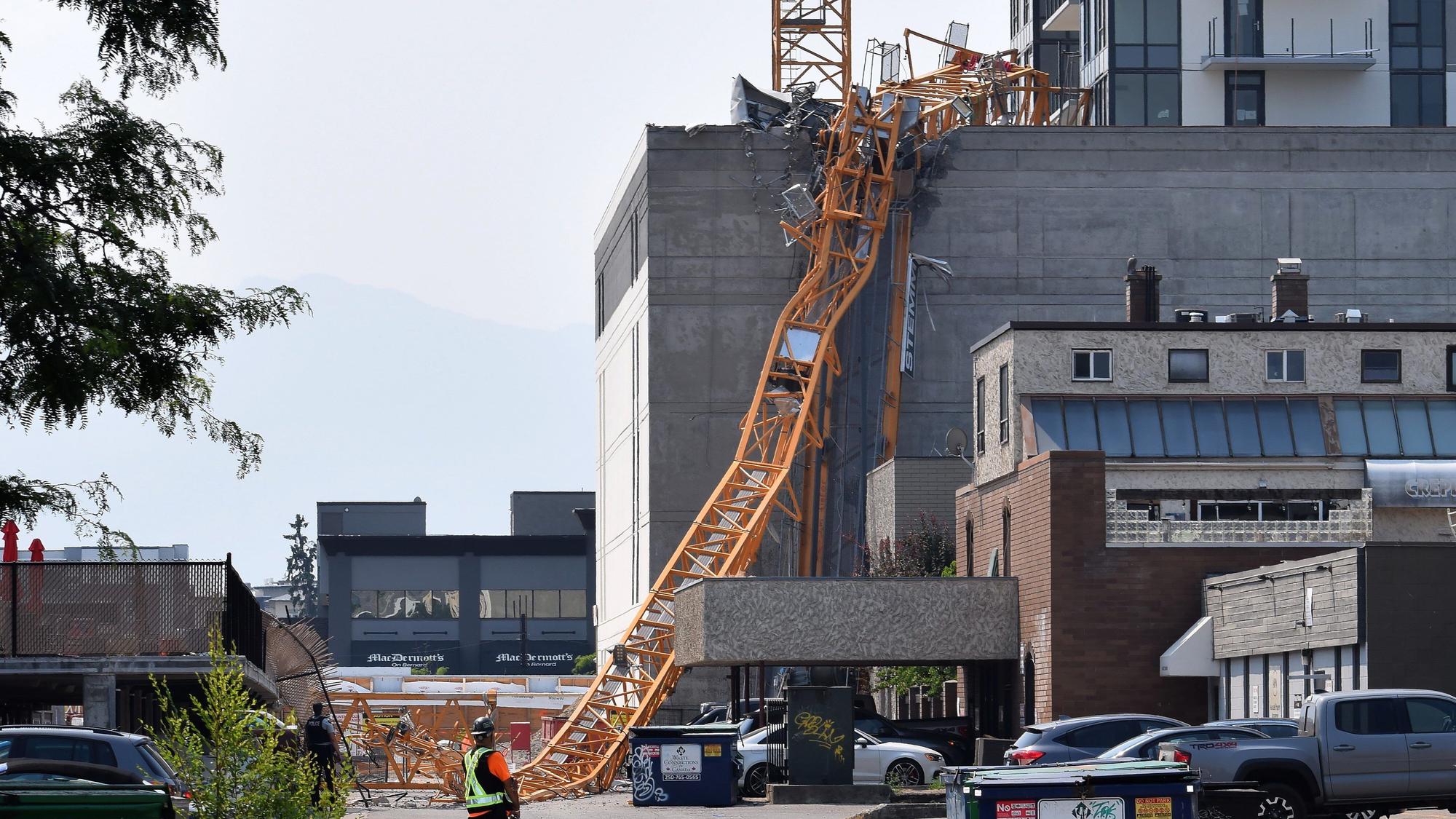 Ein eingestürzter Baukran liegt auf dem Gelände, wo sich das Unglück am 12. Juli 2021 ereignete.