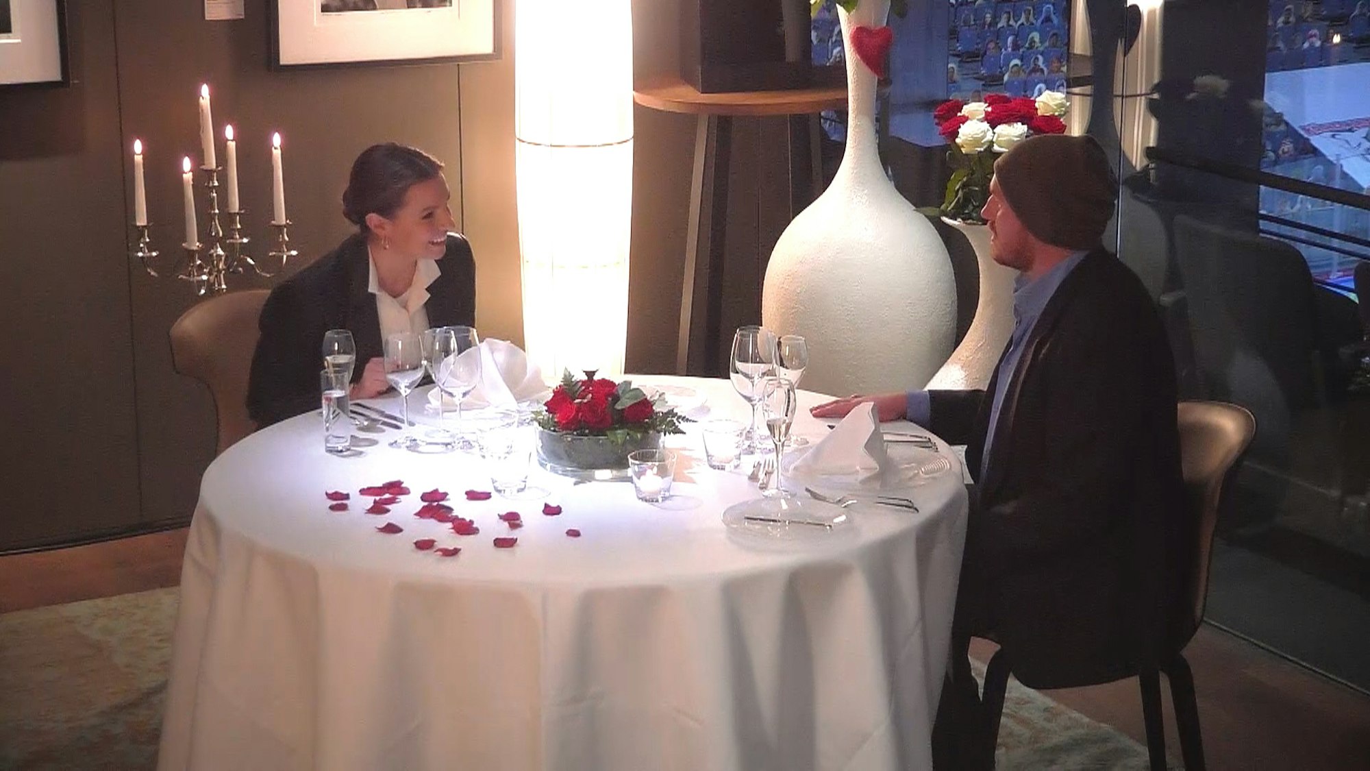 Laura Wontorra beim Meet and Greet mit Fan Bernd in der Lanxess-Arena in Köln. Wie sich herausstellte, wurde sie für Verstehen Sie Spaß auf den Arm genommen. Fotos von der Agentur an Thomas Werner geschickt, honorarfrei