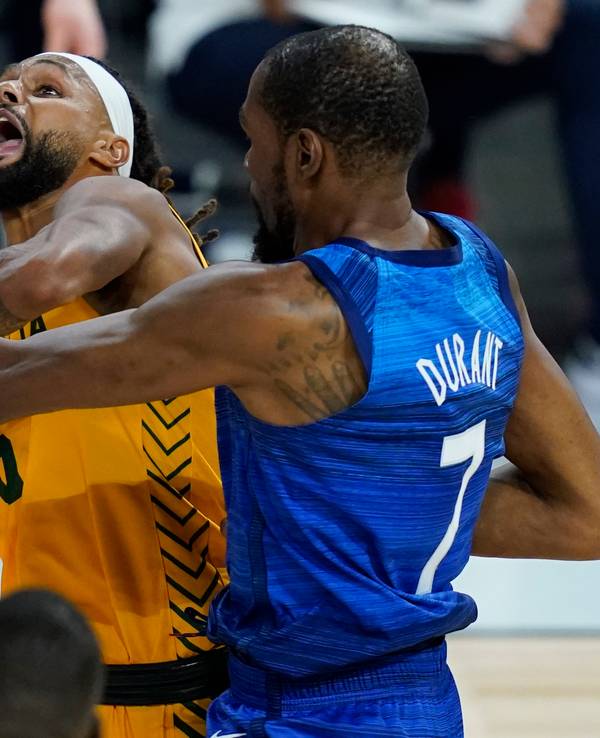 NBA-Star Patty Mills von den San Antonio Spurs wird beim Testspiel zwischen Australien und den USA von Kevin Durant von den Brooklyn Nets gefoult.