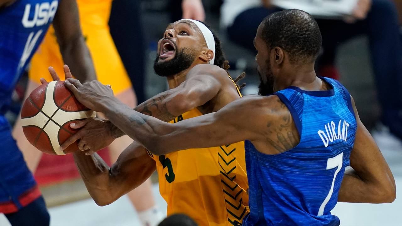 NBA-Star Patty Mills von den San Antonio Spurs wird beim Testspiel zwischen Australien und den USA von Kevin Durant von den Brooklyn Nets gefoult.