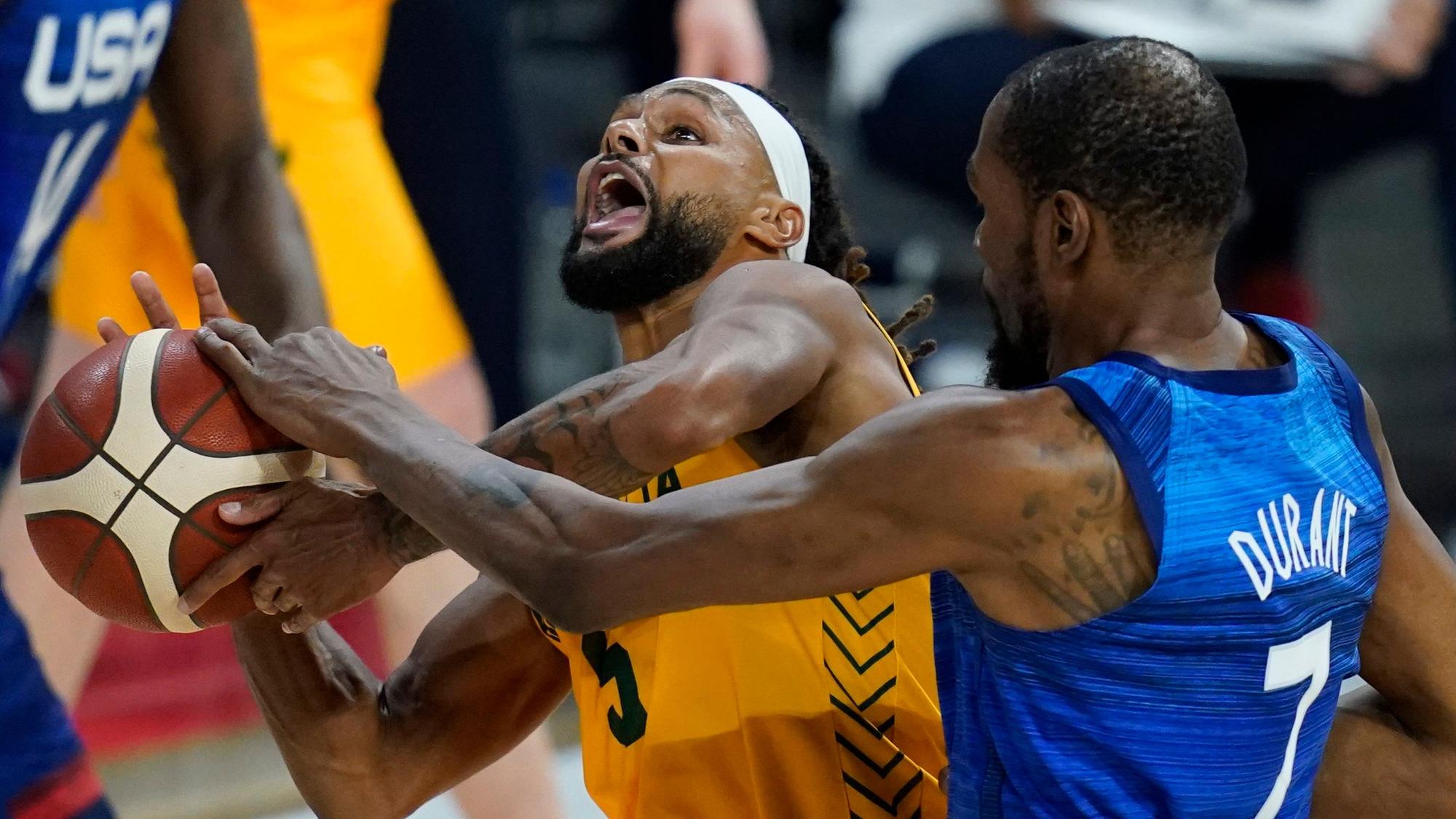 NBA-Star Patty Mills von den San Antonio Spurs wird beim Testspiel zwischen Australien und den USA von Kevin Durant von den Brooklyn Nets gefoult.