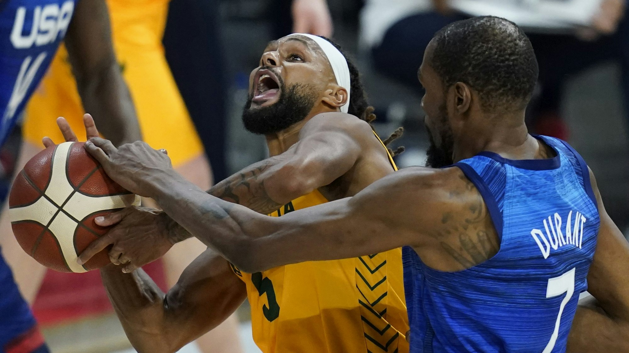 NBA-Star Patty Mills von den San Antonio Spurs wird beim Testspiel zwischen Australien und den USA von Kevin Durant von den Brooklyn Nets gefoult.