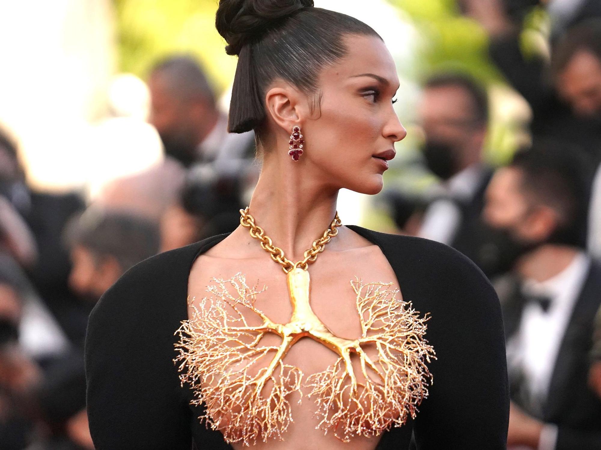 Bella Hadid posiert am 11. Juli vor Beginn des Filmes „Three Floors“ bei den 74. Internationalen Filmfestspielen von Cannes für die Fotografen.